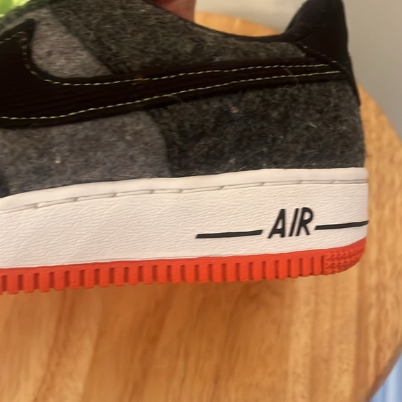 Nike Air Force 1 LV8 size 5Y / 6.5 women worn once grey felt with yellow laces - Picture 4 of 8